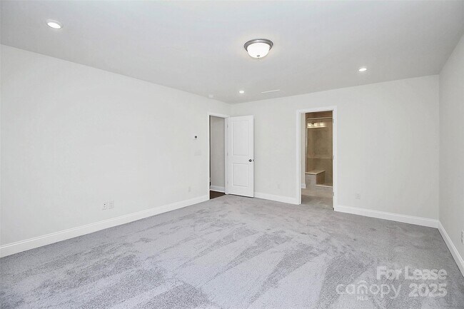Building Photo - 6029 Mariemont Cir