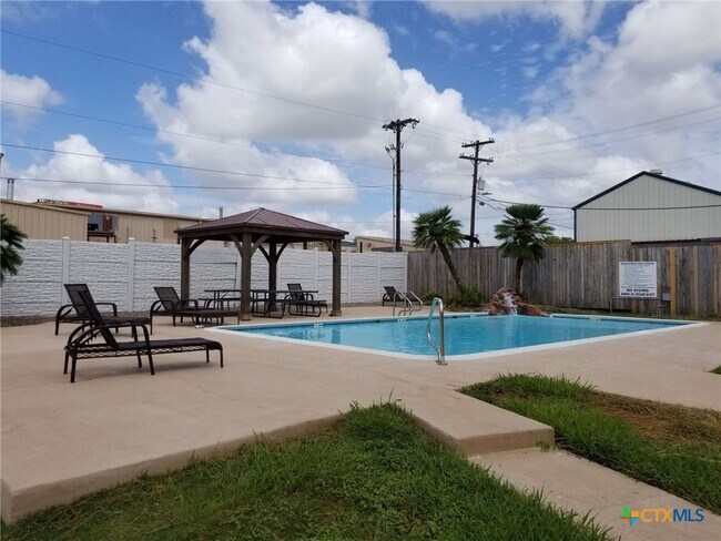 Building Photo - 953 River Bank