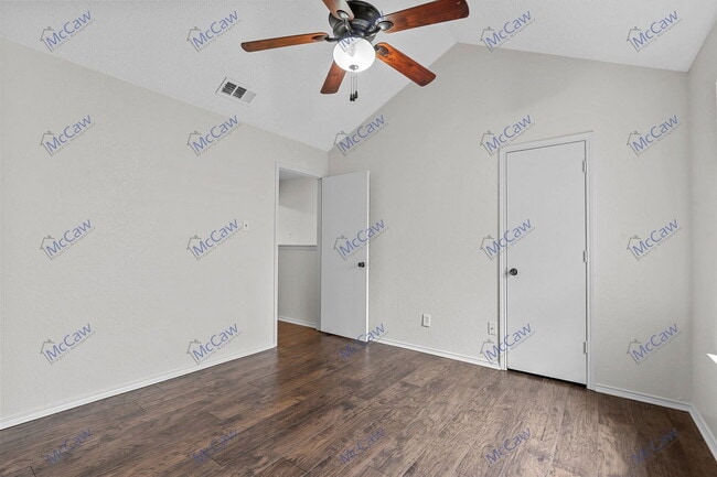 Building Photo - 800 Bluebonnet Dr