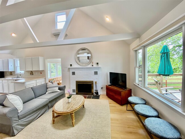 Building Photo - 1875 Bayview Ave