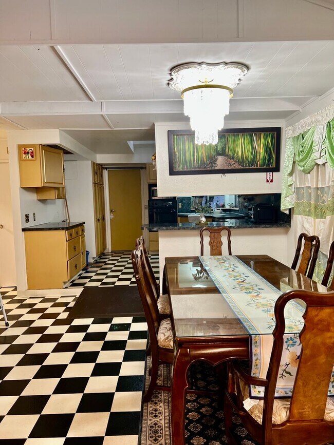 Building Photo - Beautiful Home-4/2/2 & Fenced Yard