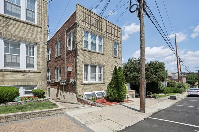 Building Photo - 9021 Smith Ave