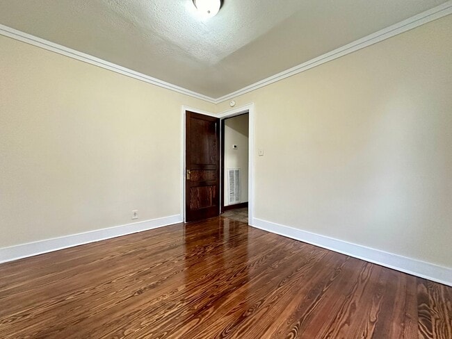 Building Photo - 811 Pembroke Oak Grove Rd