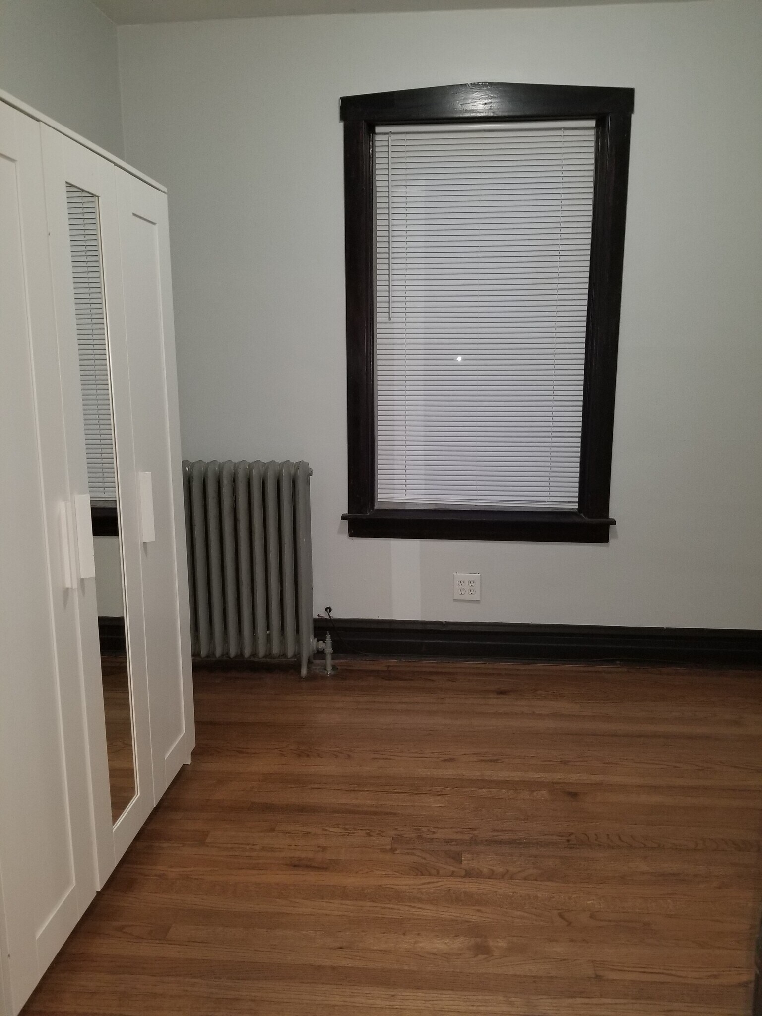 1st bedroom - 4939 W Cornelia Ave