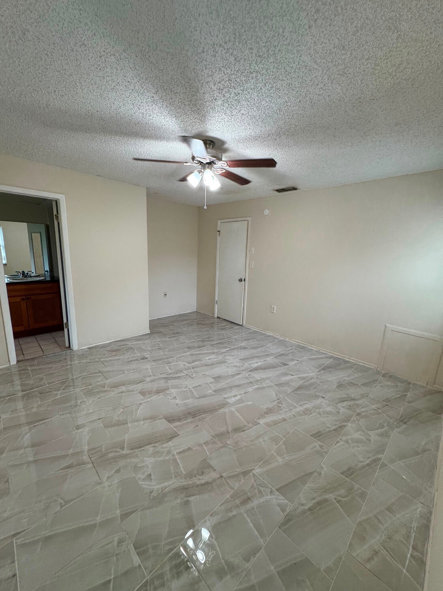 Building Photo - 9945 Woodridge Ct