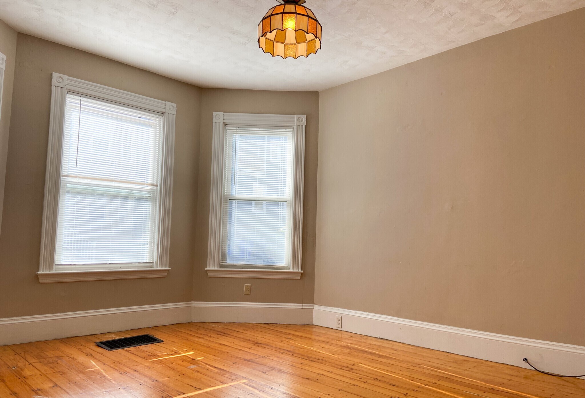 Building Photo - 13 Sachem St