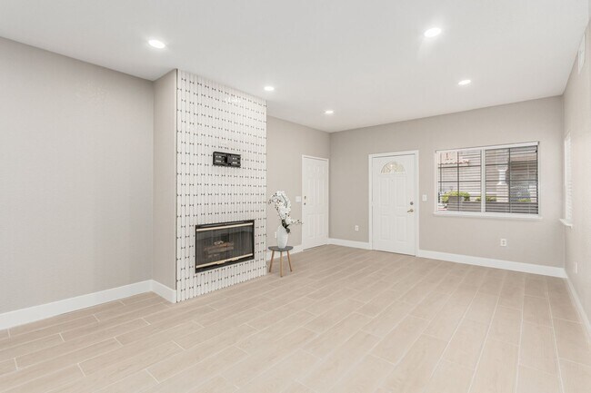 Building Photo - Upgraded 2 Bed 2 Bath with attached 1 Car ...