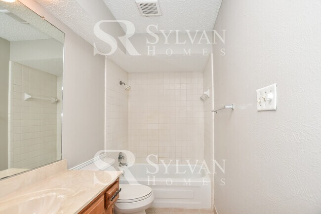 Building Photo - Enjoy living the good life in this 3 bedroom, 2 bathroom brick home