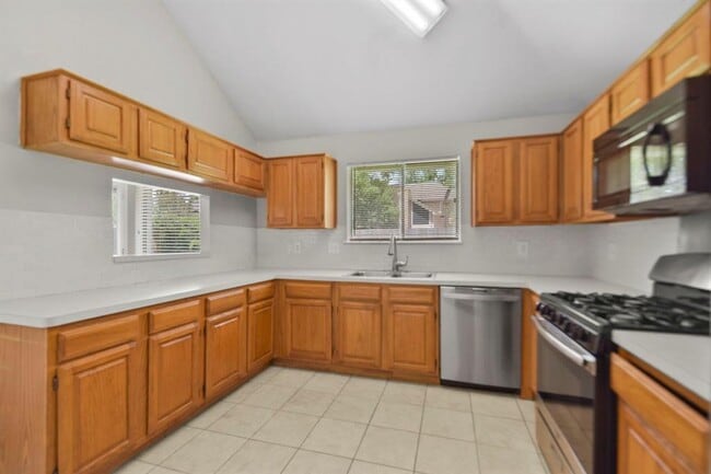 Building Photo - 2035 Woodhue Dr