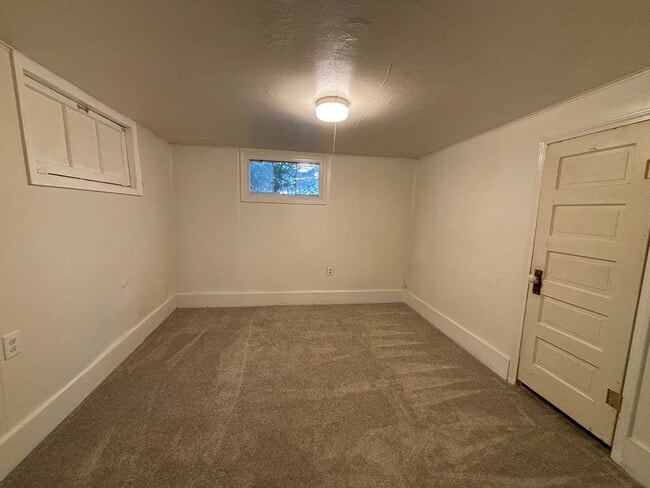 Building Photo - Available Now!  Single family home just mi...