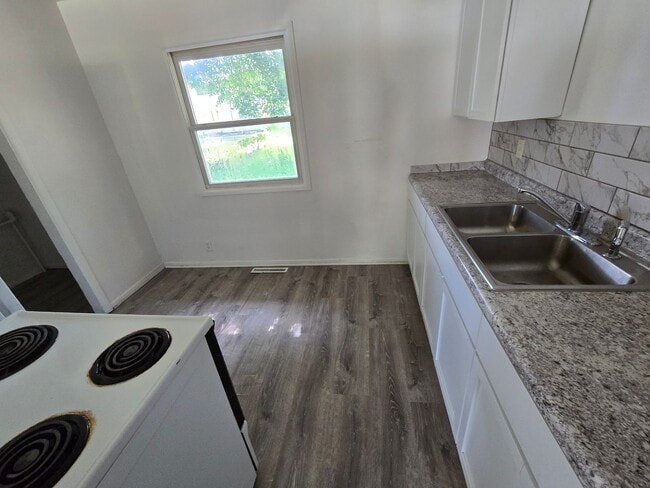 Building Photo - Charming 3 bed 1 bath house with large yard!
