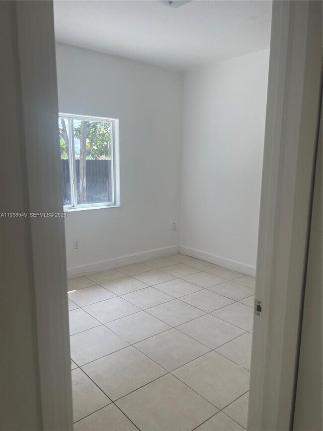 Building Photo - 1304 SE 7th Ct