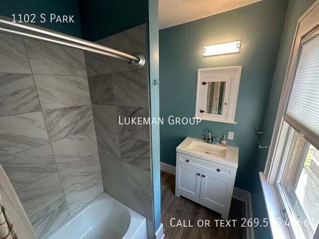 Building Photo - 1102 S Park-