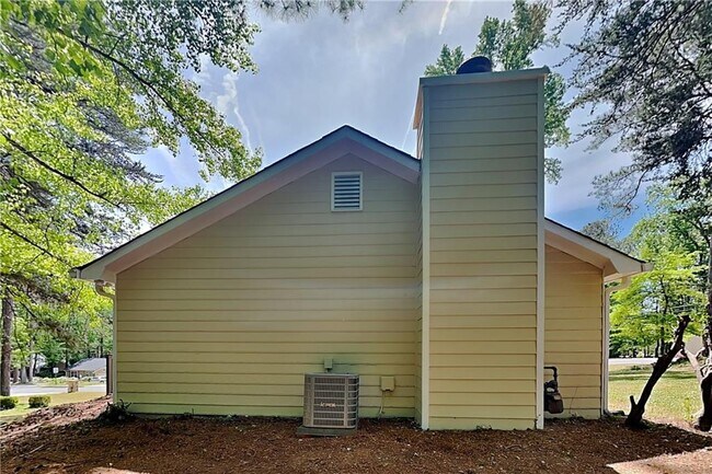 Building Photo - 2263 Turtle Club Dr NE