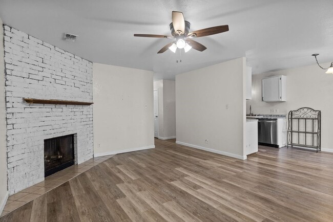 Building Photo - 4722 W Cuthbert Ave