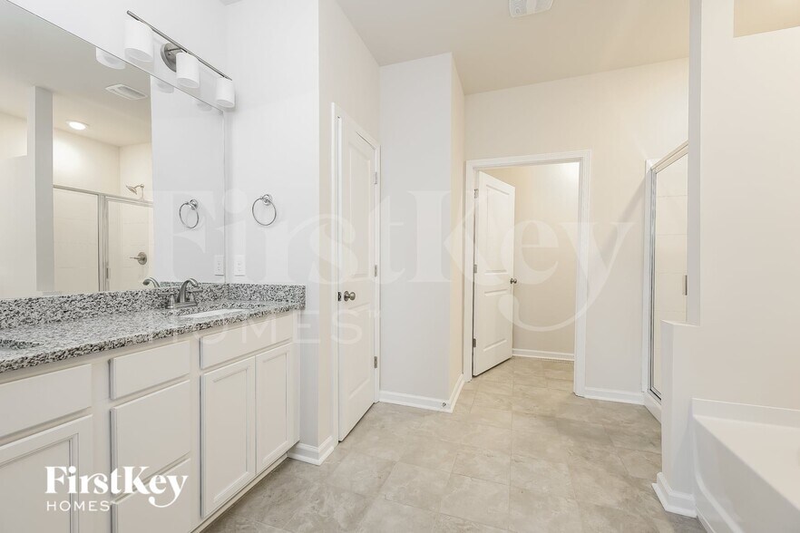 Building Photo - 513 Hillpark Ln