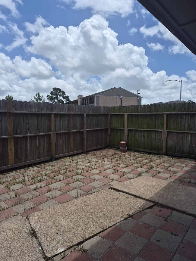 Building Photo - 738 Coolwood Dr