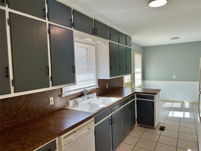 Building Photo - 1224 Westlawn Dr