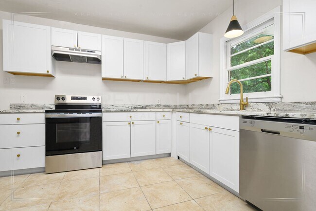 Building Photo - 2505 Robin Hood Dr