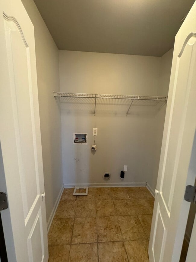 Building Photo - RARE 3-bedroom 2 bath single-family home offers the privacy of a house and a fully fenced in yard...