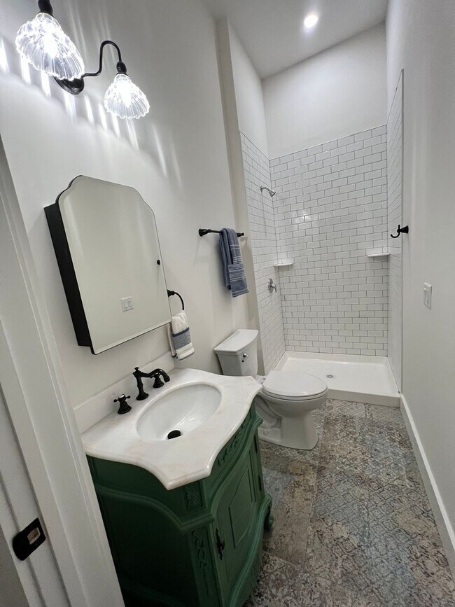 Building Photo - 106 E Broad St