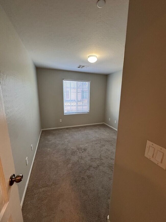 Building Photo - 3 Bedroom Home in a Gated Community! North...