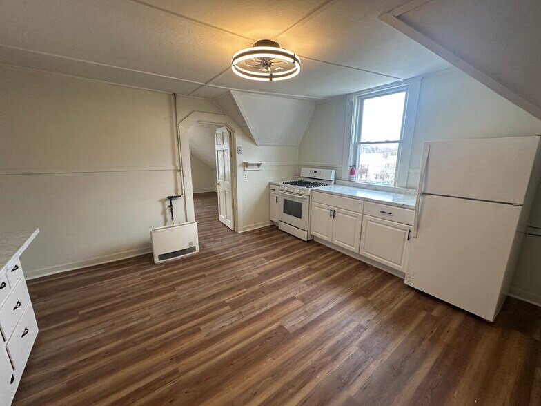 Building Photo - 446 Coe St