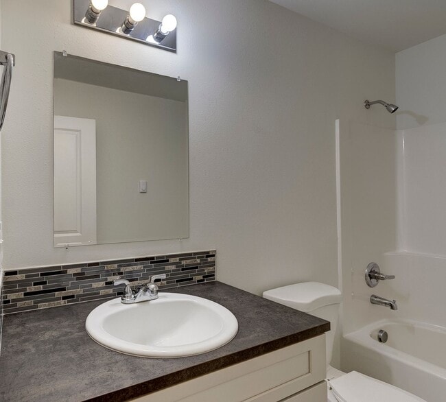 Building Photo - 3 Bedroom/2 Bath  townhouse in Kettlecove community