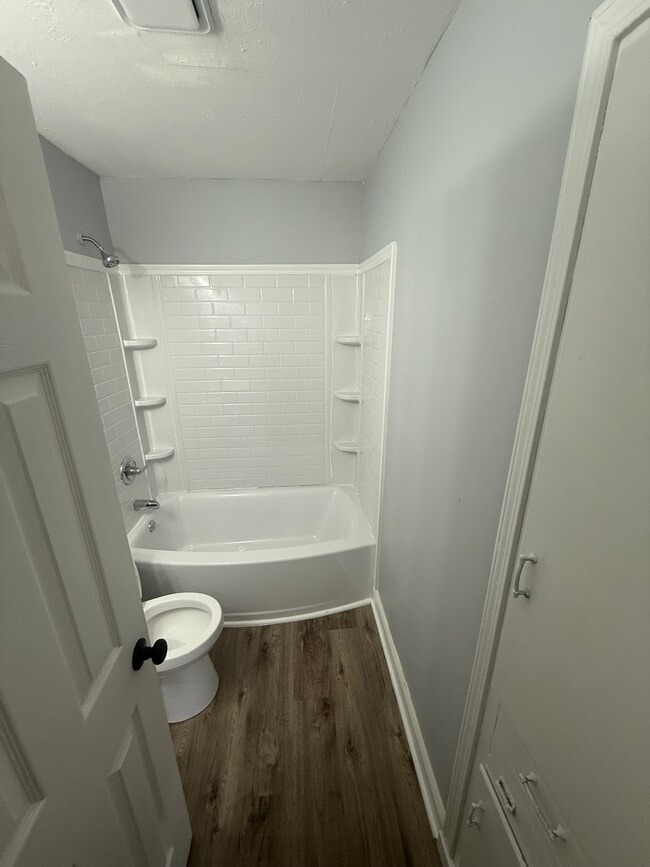 Building Photo - 221 Meadowbrook Dr