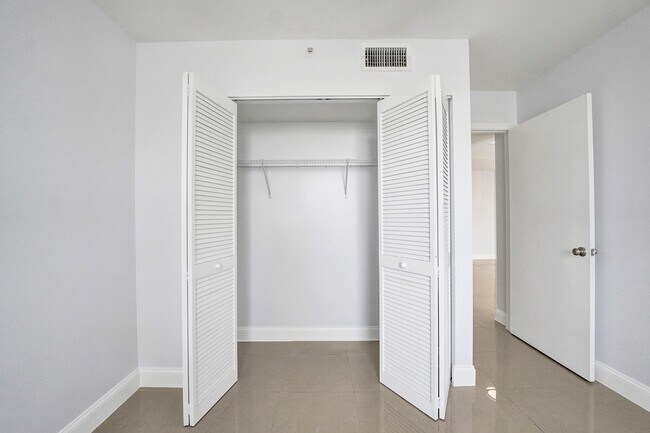 Building Photo - 1450 SE 3rd Ave