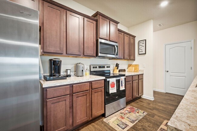 Building Photo - Beautifully Apportioned 2-Story Home in Fox Creek