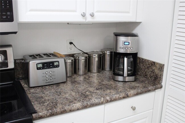 Building Photo - 519 E Sheridan St