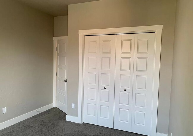 Building Photo - 2624 E Decameron Ln