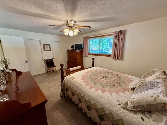 Building Photo - Unbelievable Lakewood Home