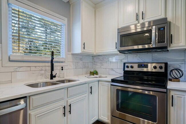Building Photo - 995 Lindbergh Drive NE