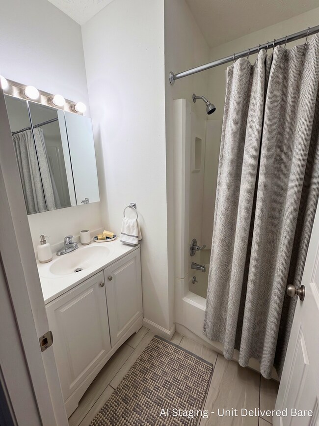 Building Photo - A comfortable 1 Bedroom with 1 Bathroom apartment in Anderson Avenue