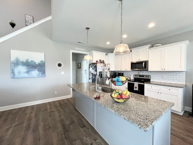 Building Photo - Private 3BD, 2.5BA Home with Modern Finishes, Back Deck and Large Yard, on a Nearly Half Acre Lot