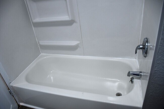 Building Photo - NEW LISTING!! 3 Bedroom House