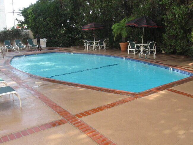 Building Photo - 8530 Holloway Dr