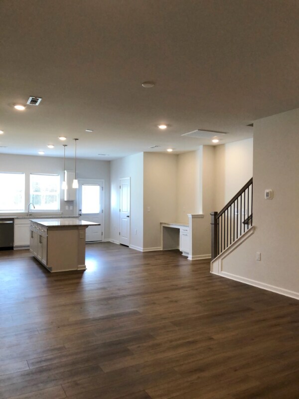 Building Photo - 825 Falls Grove Trl
