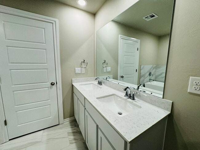 Building Photo - Deer Creek Schools + 4 Bedrooms + Newer Home in The Falling Springs Addition