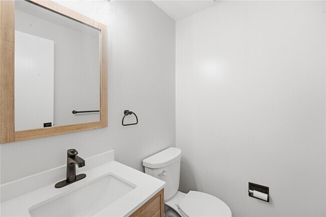 Building Photo - 17 Willowick Dr