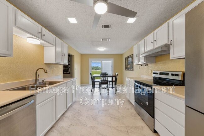Building Photo - 1174 Mooncrest Dr