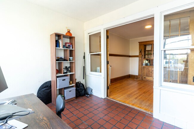 Building Photo - 1110 W 25th St