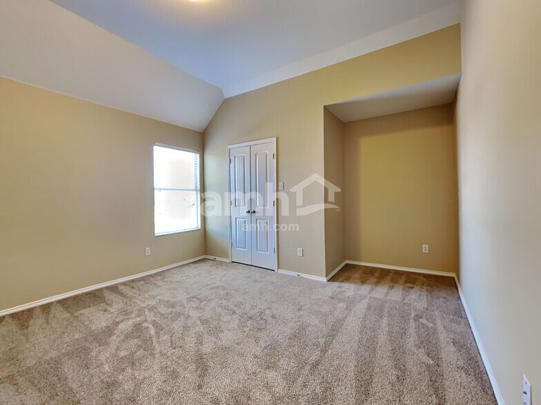 Building Photo - 704 Rolling Hills Ln