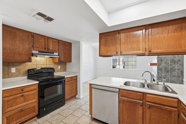 Building Photo - 2020 W Union Hills Dr