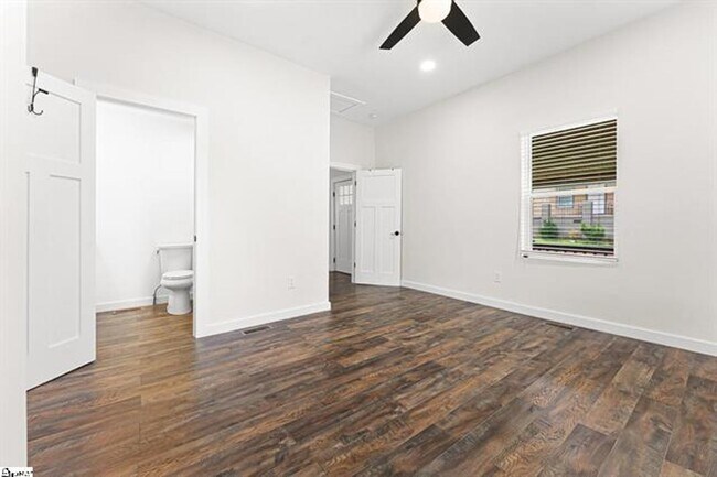 Building Photo - 2 Bed, 2 Bath Fully Renovated Home Available in Greenville