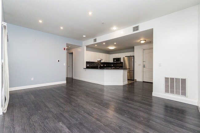 Building Photo - 614 Pond St