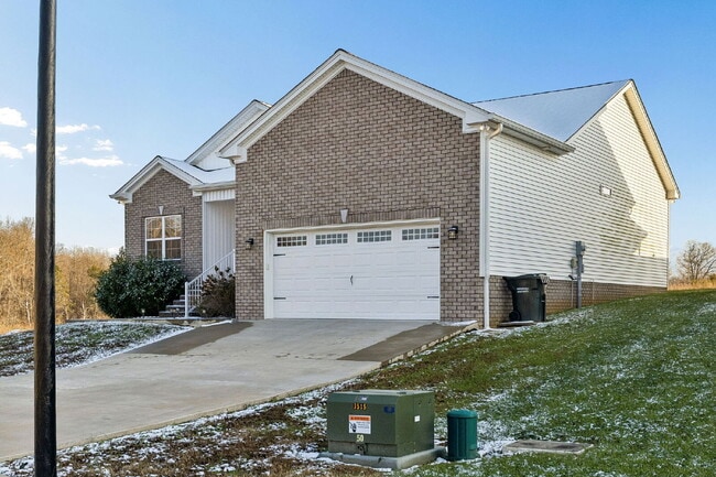 Building Photo - Quiet cut-de-sac living with country views!