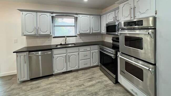 Building Photo - 12510 Maple Ridge Rd